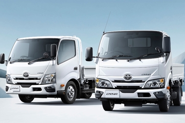 左）ワイドキャブ・2WD・ロングデッキ・フルジャストロー・2.0トン積