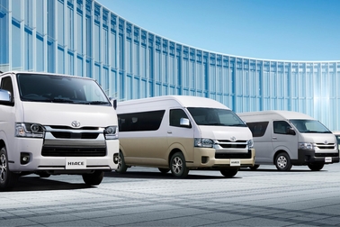 （左）：VAN・2WD・2800ディーゼル・標準ボディ・スーパーGL
